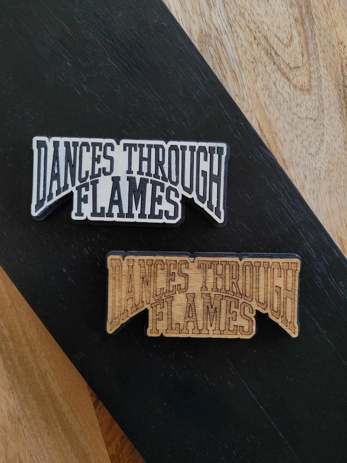 Dances Through Flames Kühlschrankmagnet Handgefertigt aus Holz Black & White