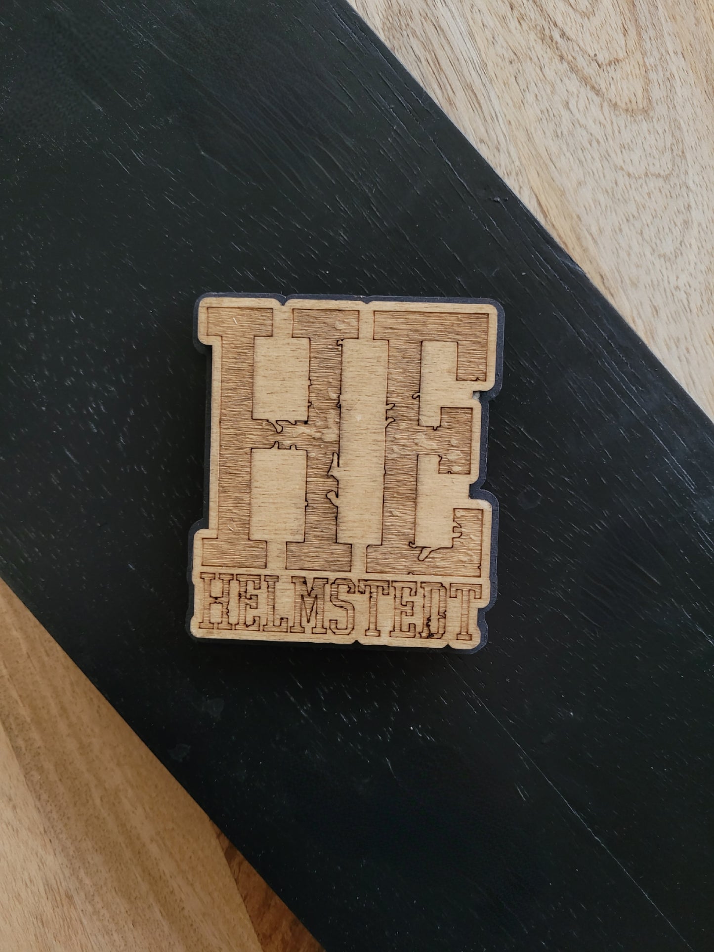 Kühlschrankmagnet Helmstedt HE Niedersachsen. Handgefertigt, Nussbaumholz