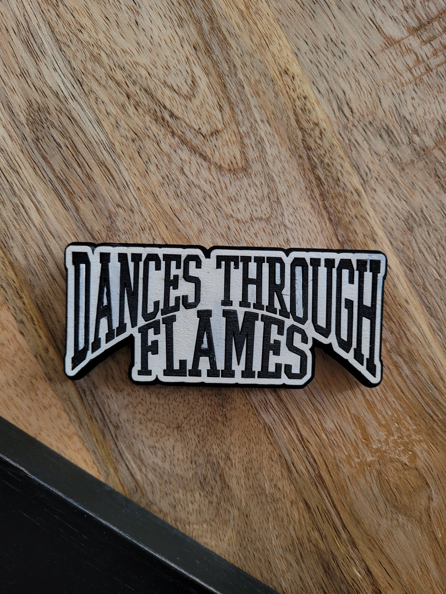Dances Through Flames Kühlschrankmagnet Handgefertigt aus Holz Black & White