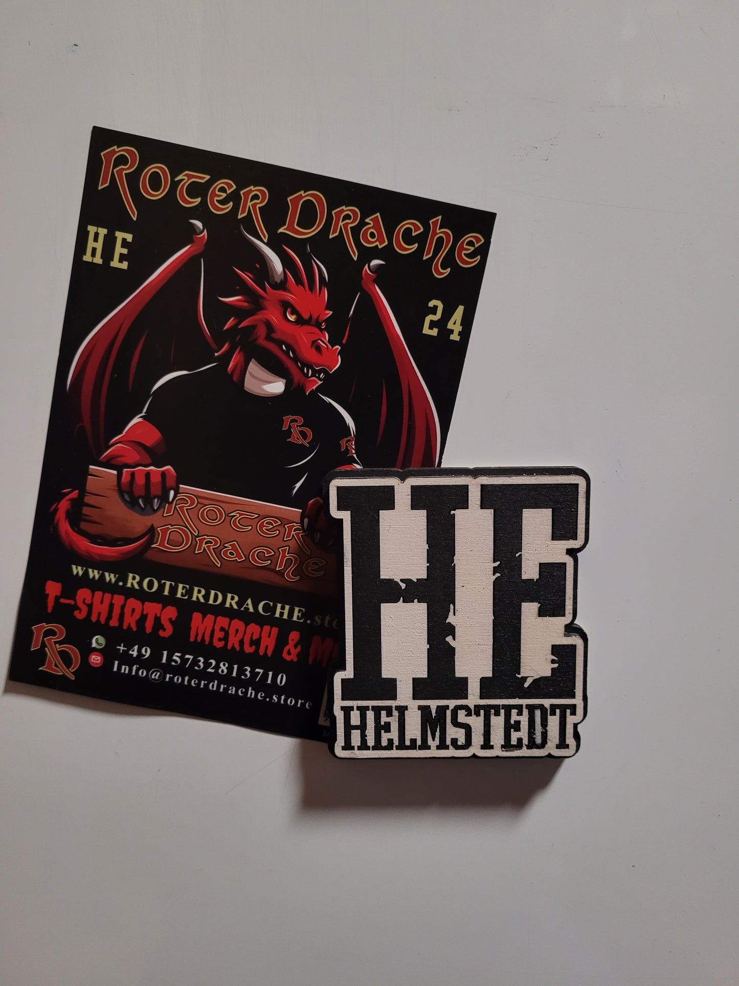 Helmstedt HE Kennzeichen Kühlschrankmagnet Handgefertigt Black and White
