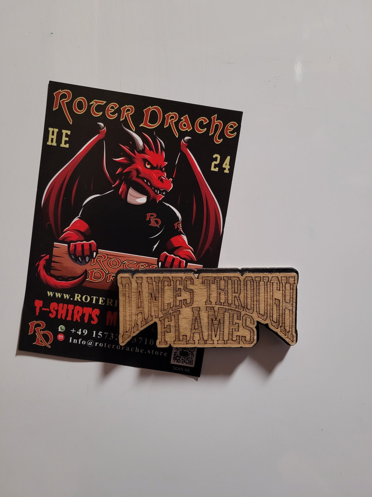 Dances Through Flames - Kühlschrankmagnet. Handgefertigt Nussbaumholz.