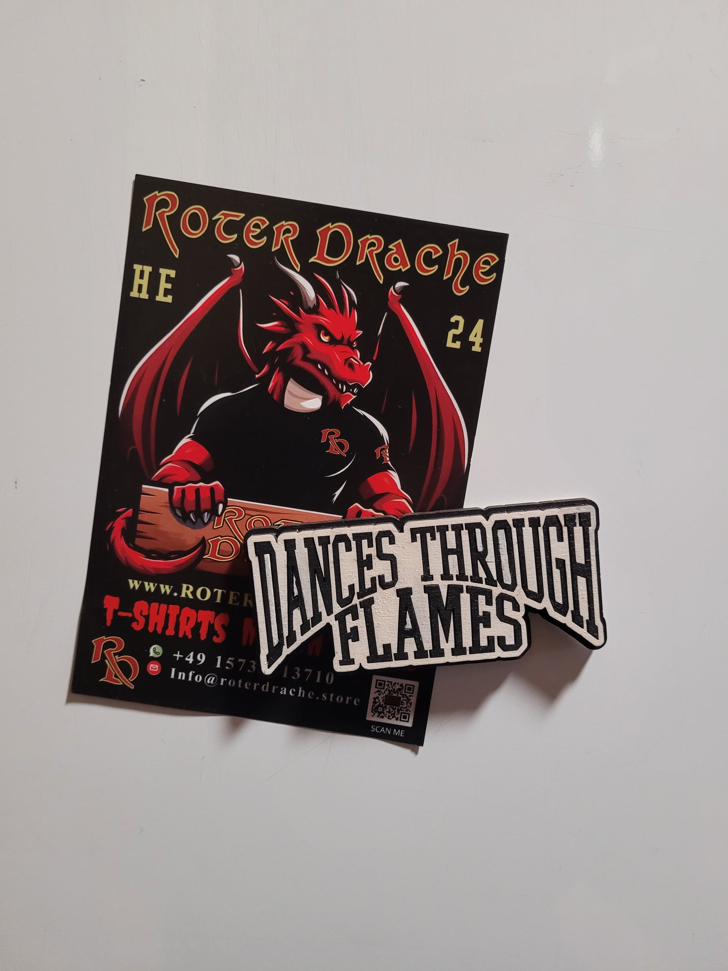 Dances Through Flames Kühlschrankmagnet Handgefertigt aus Holz Black & White