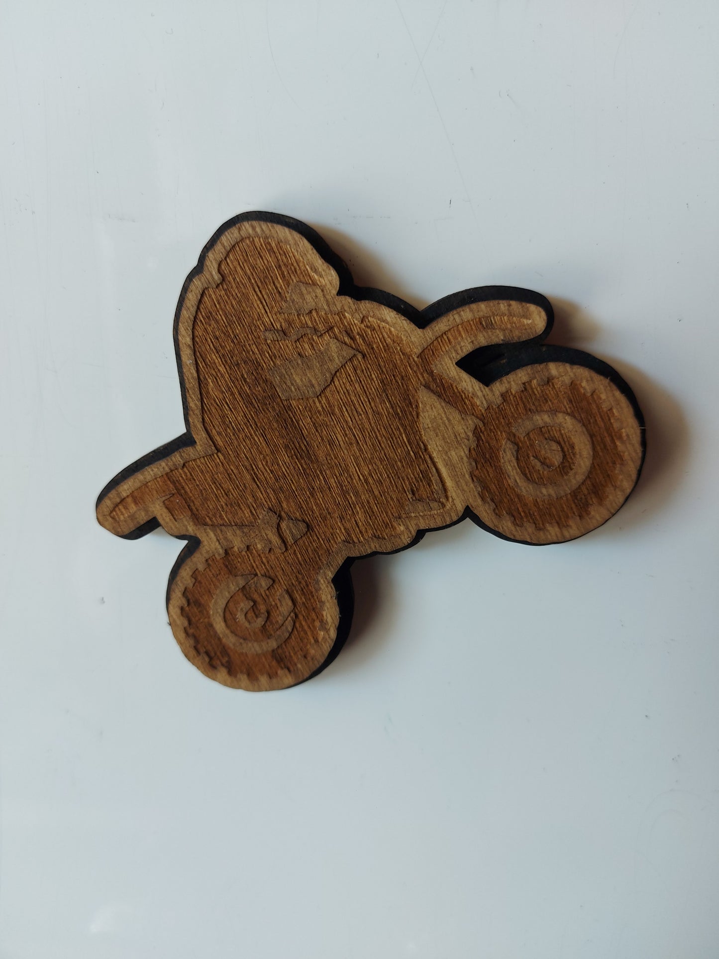 Wheelie Dirtbike Kühlschrankmagnet Handgefertigt Nussbaumholz