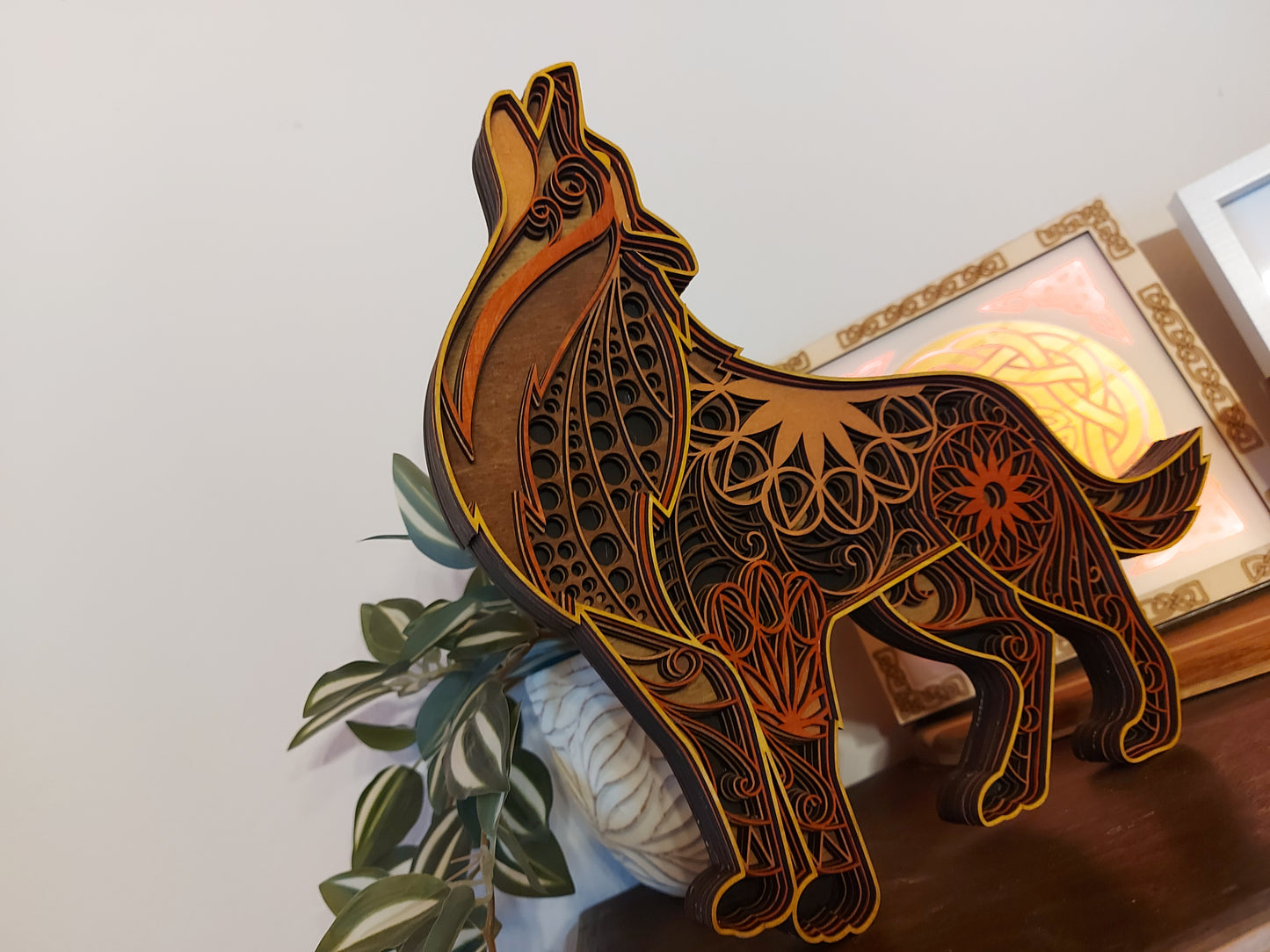 Mandala-Howlin Wolf Wandkunst aus Holz Brown – 6-lagige, lasergeschnittene Dekoration
