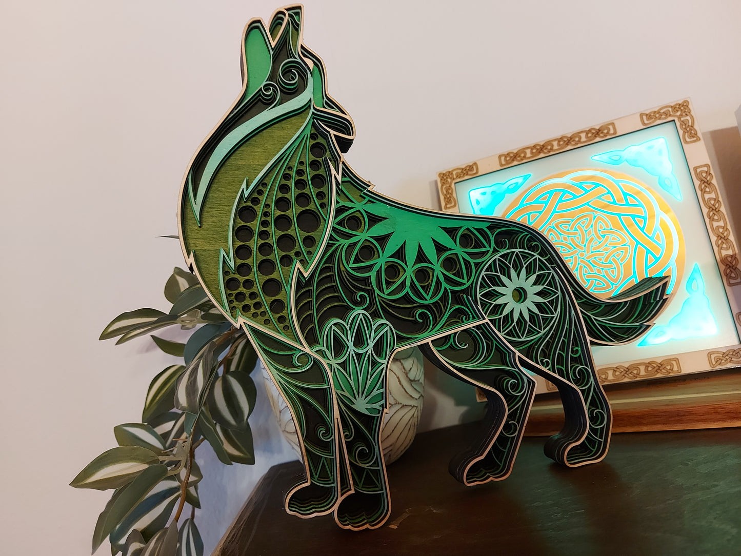 Mandala-Howlin Wolf Wandkunst aus Holz Grün – 6-lagige, lasergeschnittene Dekoration