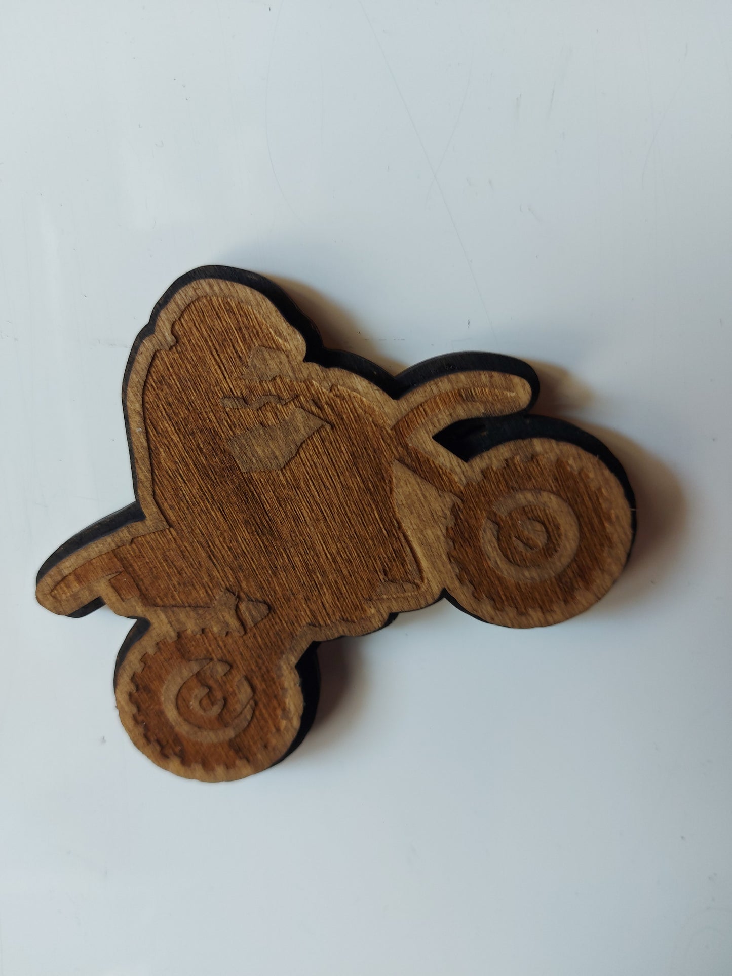 Wheelie Dirtbike Kühlschrankmagnet Handgefertigt Nussbaumholz