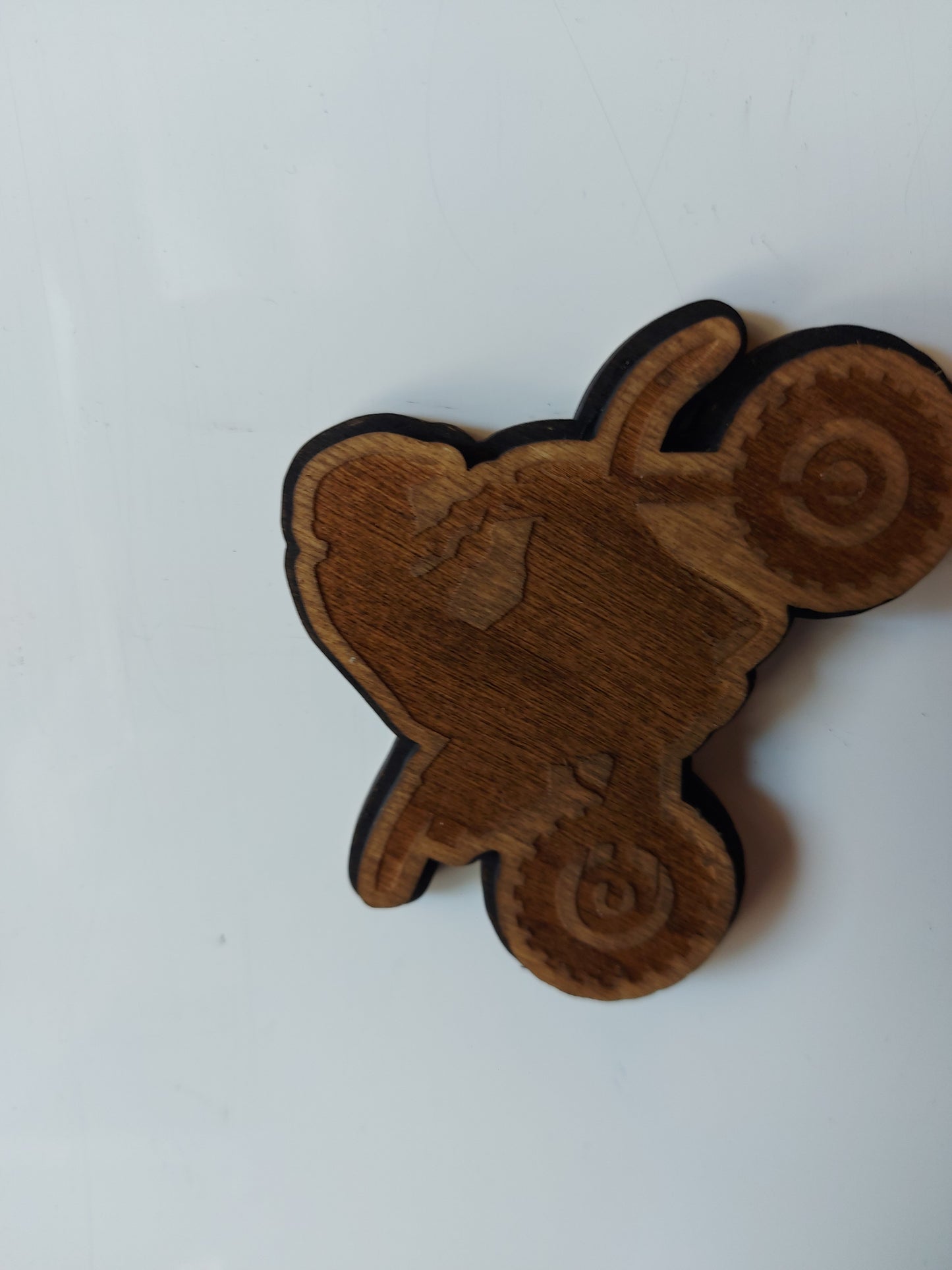Wheelie Dirtbike Kühlschrankmagnet Handgefertigt Nussbaumholz