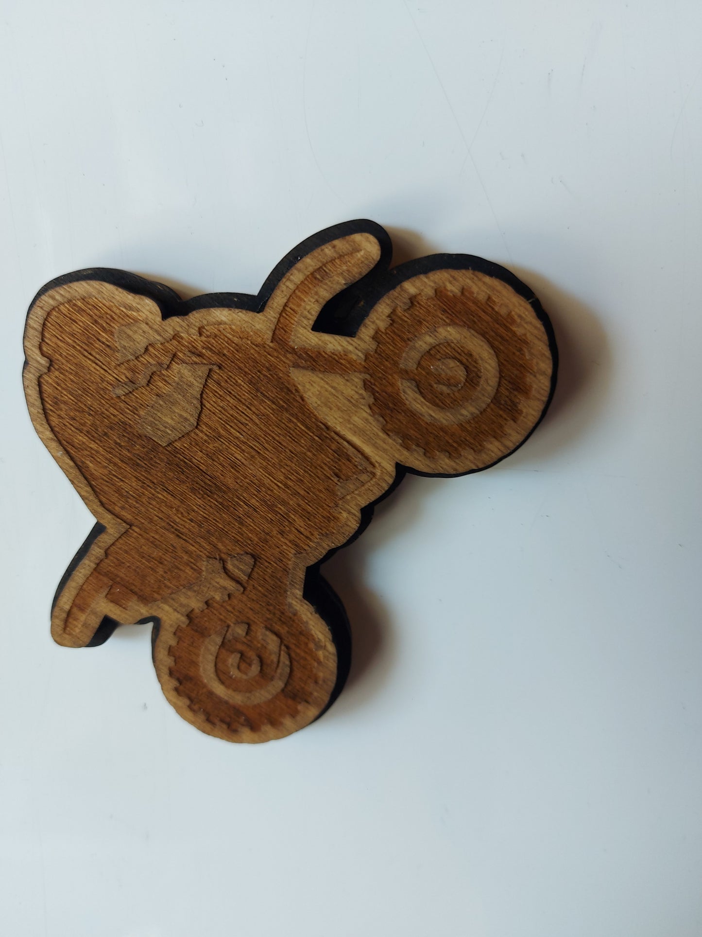 Wheelie Dirtbike Kühlschrankmagnet Handgefertigt Nussbaumholz