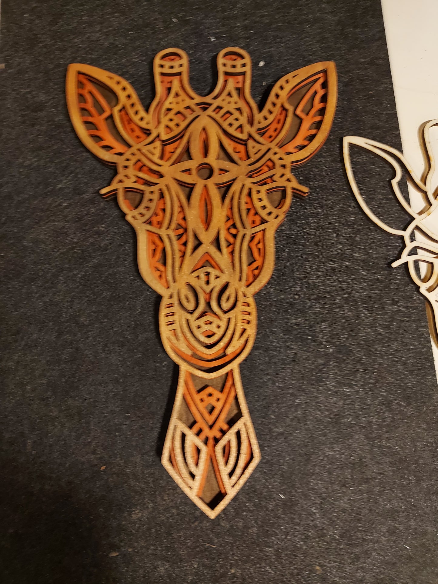 Mandala-Giraffe Wandkunst aus Holz – 4-lagige, lasergeschnittene Dekoration