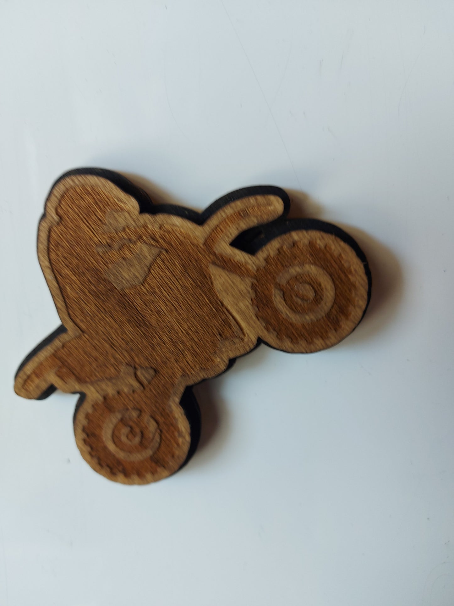Wheelie Dirtbike Kühlschrankmagnet Handgefertigt Nussbaumholz