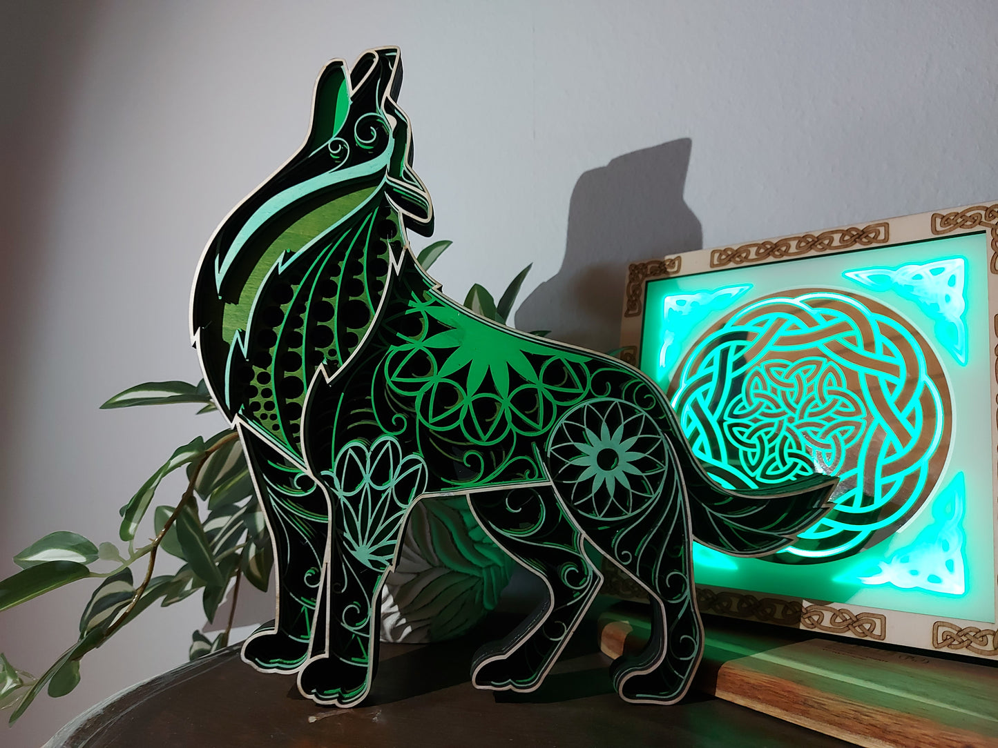 Mandala-Howlin Wolf Wandkunst aus Holz Grün – 6-lagige, lasergeschnittene Dekoration