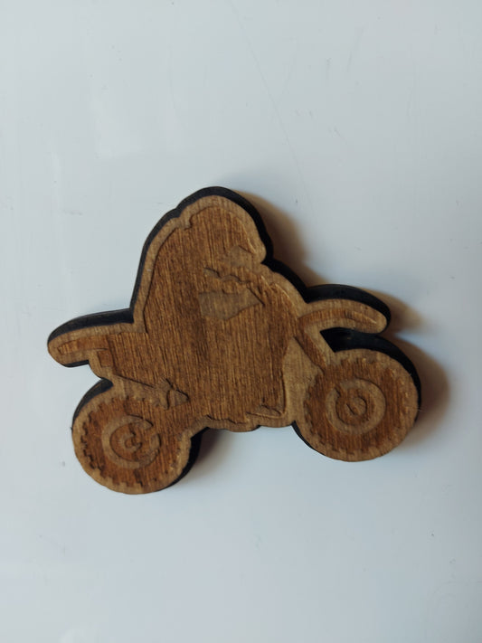 Wheelie Dirtbike Kühlschrankmagnet Handgefertigt Nussbaumholz