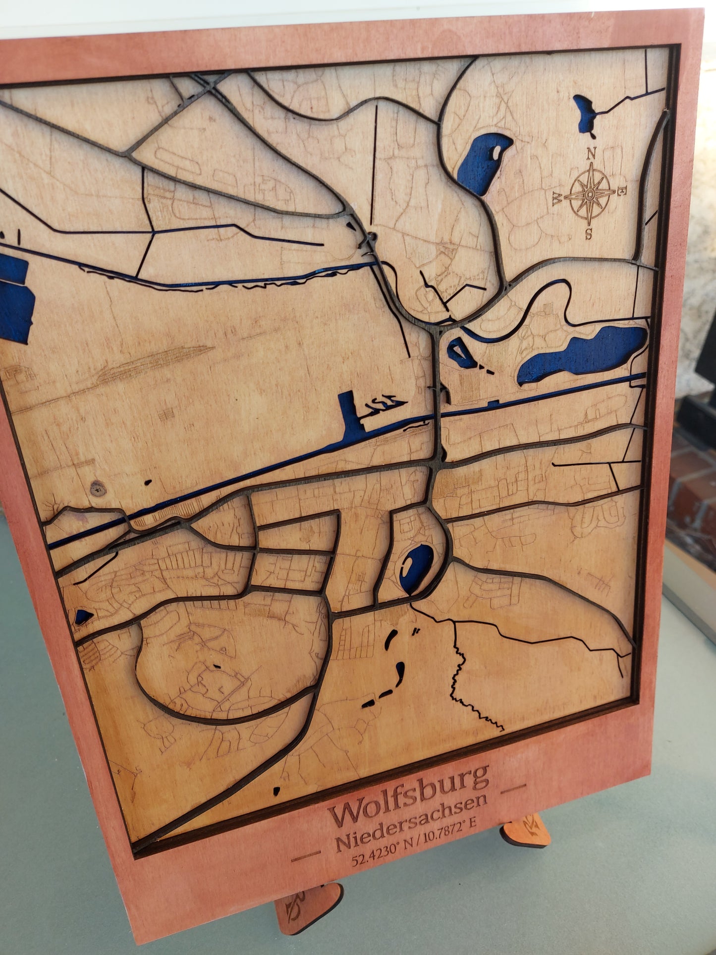 Handgefertigte Dekorative Karte von Wolfsburg, Niedersachsen. Kunstvolle Mehrschichtige Holz-Wandkunst Lasergeschnittene 3D Wanddekoration