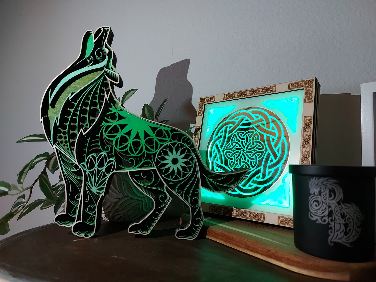 Mandala-Howlin Wolf Wandkunst aus Holz Grün – 6-lagige, lasergeschnittene Dekoration