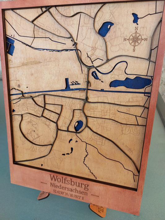 Handgefertigte Dekorative Karte von Wolfsburg, Niedersachsen. Kunstvolle Mehrschichtige Holz-Wandkunst Lasergeschnittene 3D Wanddekoration