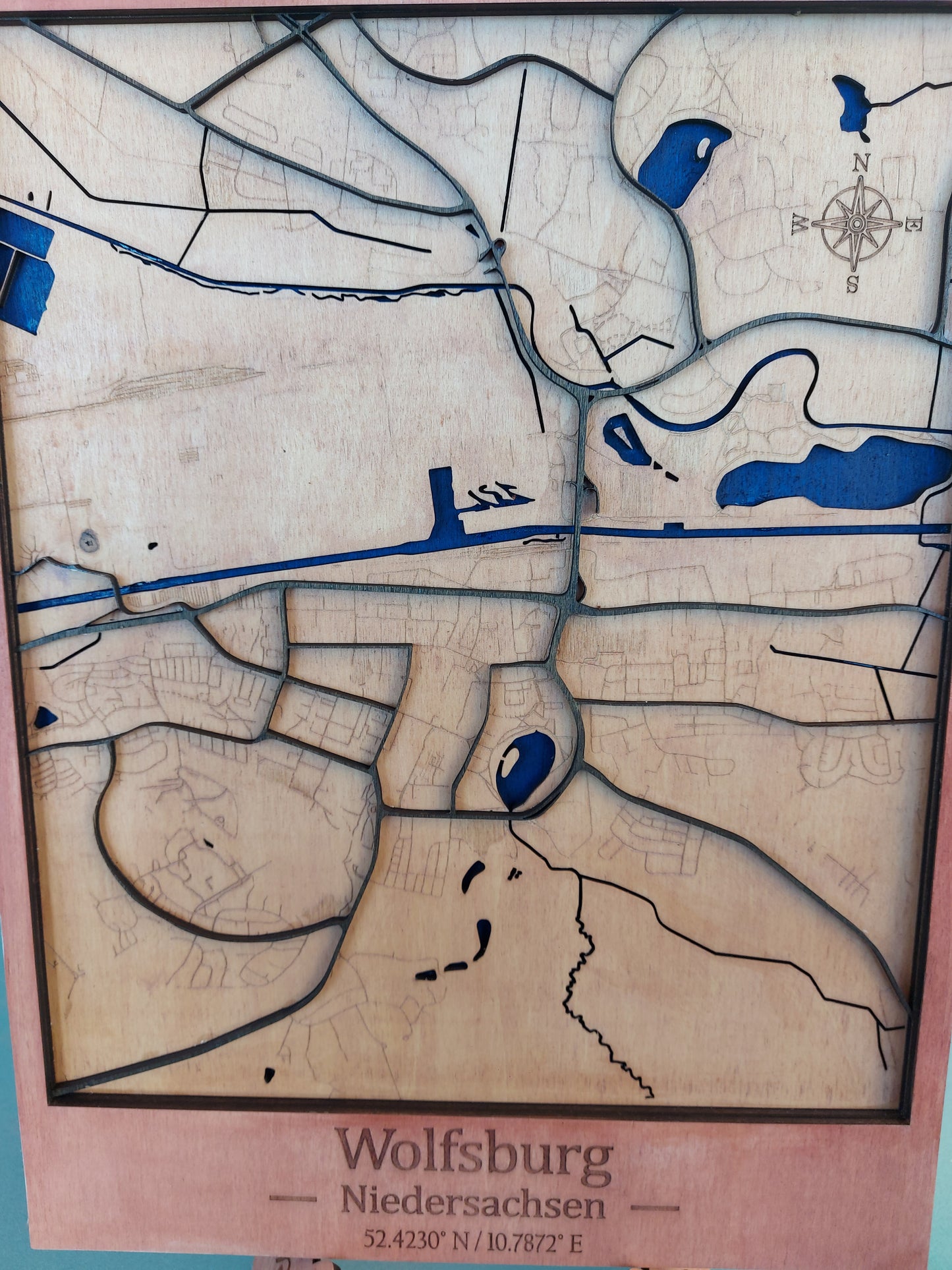Handgefertigte Dekorative Karte von Wolfsburg, Niedersachsen. Kunstvolle Mehrschichtige Holz-Wandkunst Lasergeschnittene 3D Wanddekoration
