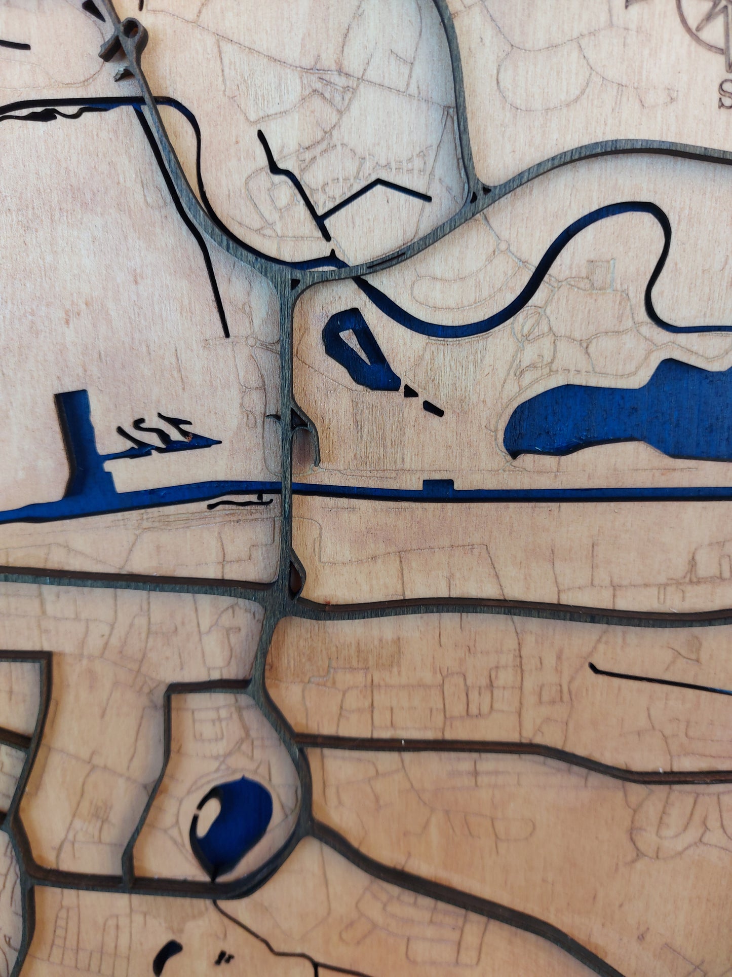 Handgefertigte Dekorative Karte von Wolfsburg, Niedersachsen. Kunstvolle Mehrschichtige Holz-Wandkunst Lasergeschnittene 3D Wanddekoration